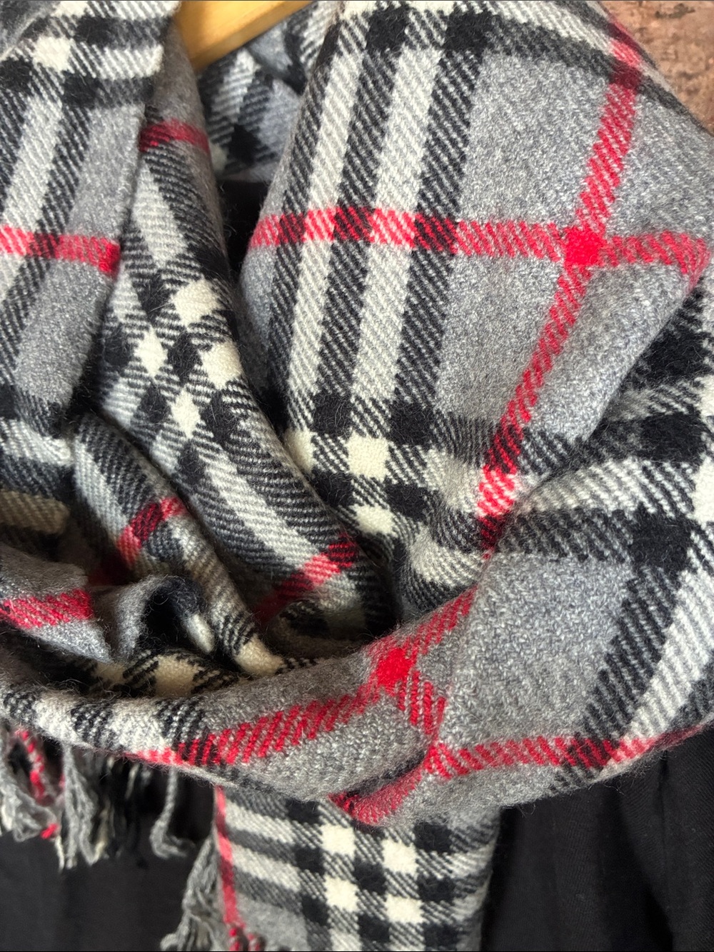 🖤 Burberry Gray and Red Plaid Scarf EUC Unisex - Picture 15 of 17